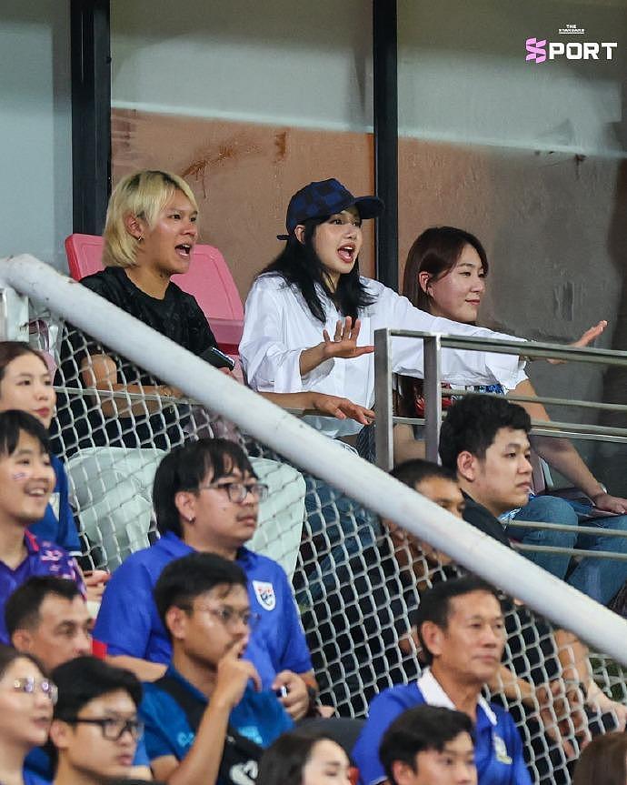 Lisa在赛场欢呼，同时为双方球队加油，韩国网友称赞，让人很感动 - 3
