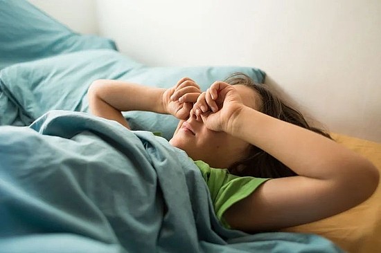 小时睡得少长大易社恐?新研究揭示青少年缺觉影响社交的神经机制 - 5