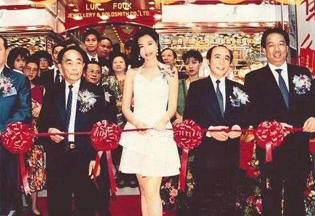 54岁“亚洲皇后”晒与同届港姐聚会合照，两度离婚，终嫁初恋男友 - 8