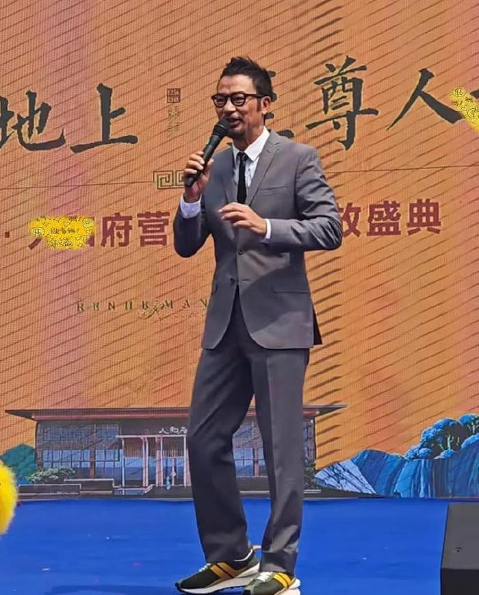 知名港星县城走穴画风浮夸，保安多且都穿防刺服，出场费高得离谱 - 7