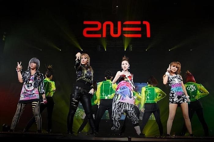 2NE1出道15周年合照公开，网友感叹，解散8年了还能看到新的团照 - 5