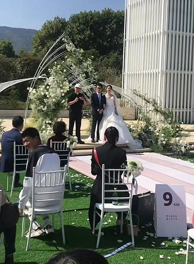 孟非在南京高尔夫场做婚礼主婚人，模样消瘦朴素，曝出场费12万起 - 2