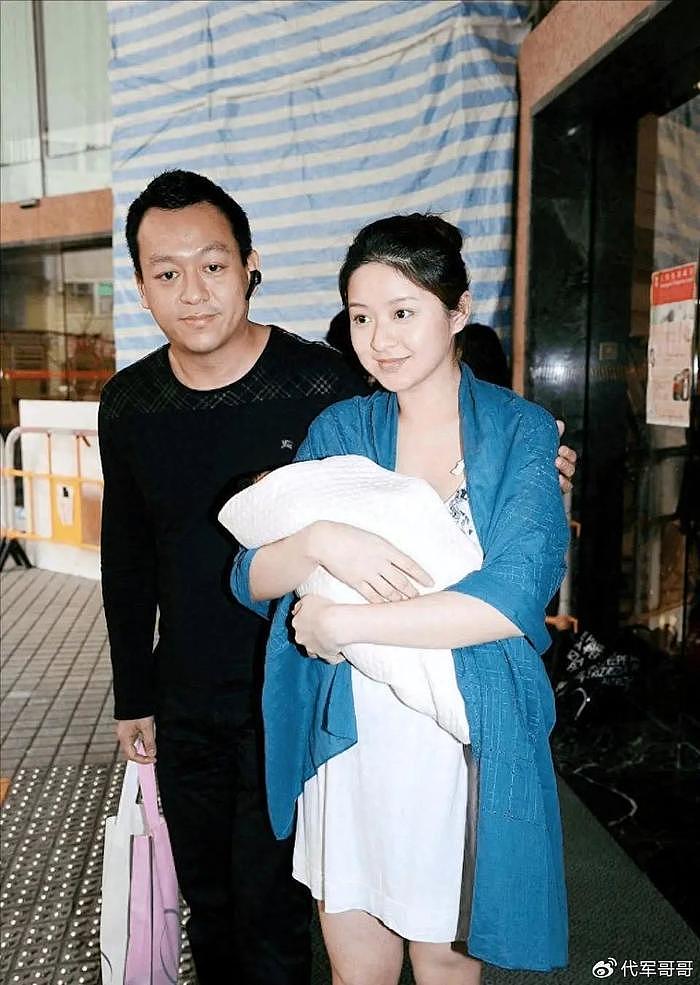 她被称为香港“咪神”，嫁大12岁餐饮界才俊，想要男孩却连生3女 - 16