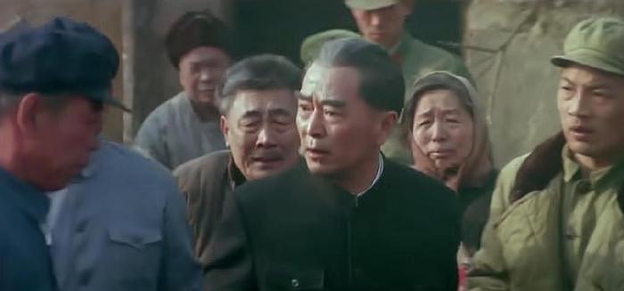 与总理太像，领导激动拍板，邓颖超扶手哭泣，他演总理已人戏不分 - 34