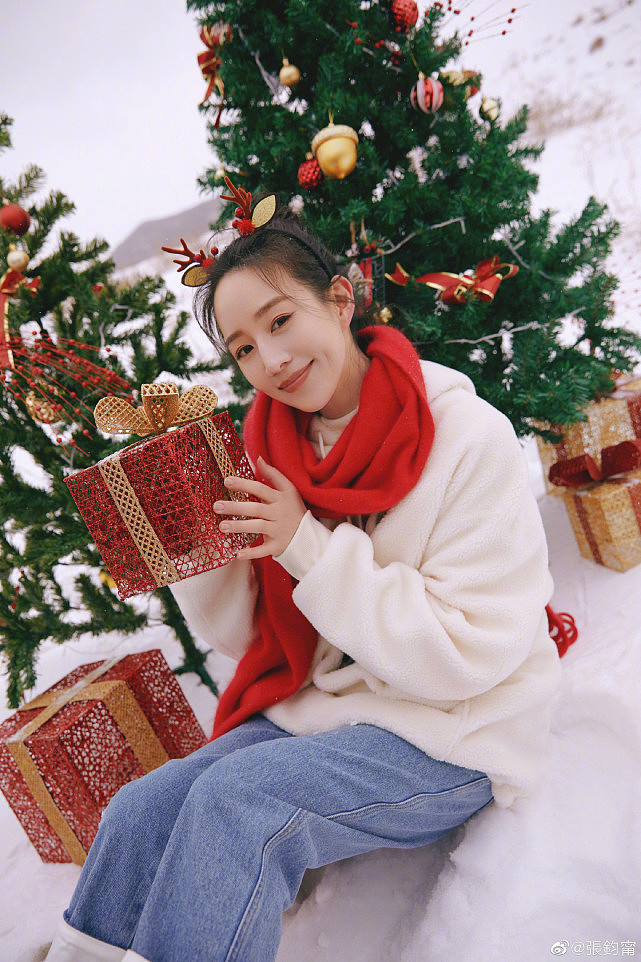 ​张钧甯圣诞氛围感写真曝光，笑容治愈灿烂，如雪地里的精灵 - 3