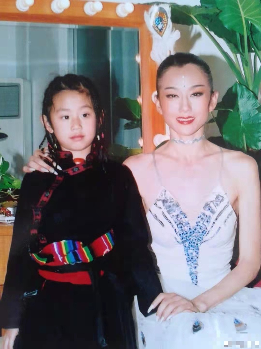 杨丽萍与俩亲妹妹同框，三姐妹长相相像，被网友称为“三朵花” - 12