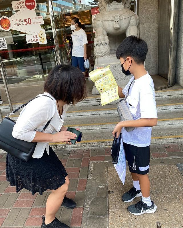 TVB艺人姚嘉妮带子女在街上卖旗筹款 为保护女儿隐私一直遮挡真容 - 8
