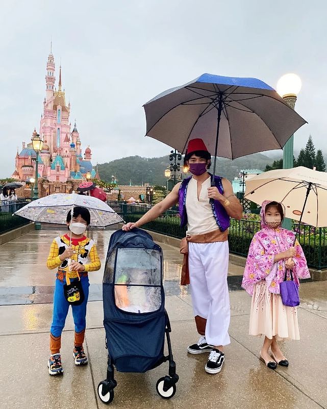 TVB男艺人黄祥兴带家人扮装去主题乐园游玩 下雨天也没阻碍兴致 - 7