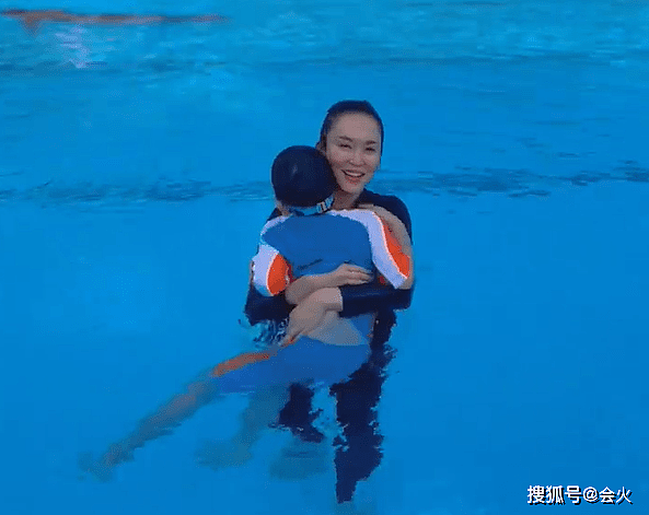 51岁范文芳带儿子游泳！身材太瘦泳装显松垮，水下一双大长腿抢镜 - 2