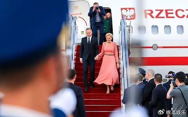 波兰总统携夫人抵达北京访华！夫人穿粉裙好惊艳，178公分像超模 - 3