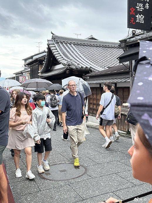 报！网友偶遇乔欣与男子同游日本，两人相拥共举同一把伞！ - 3