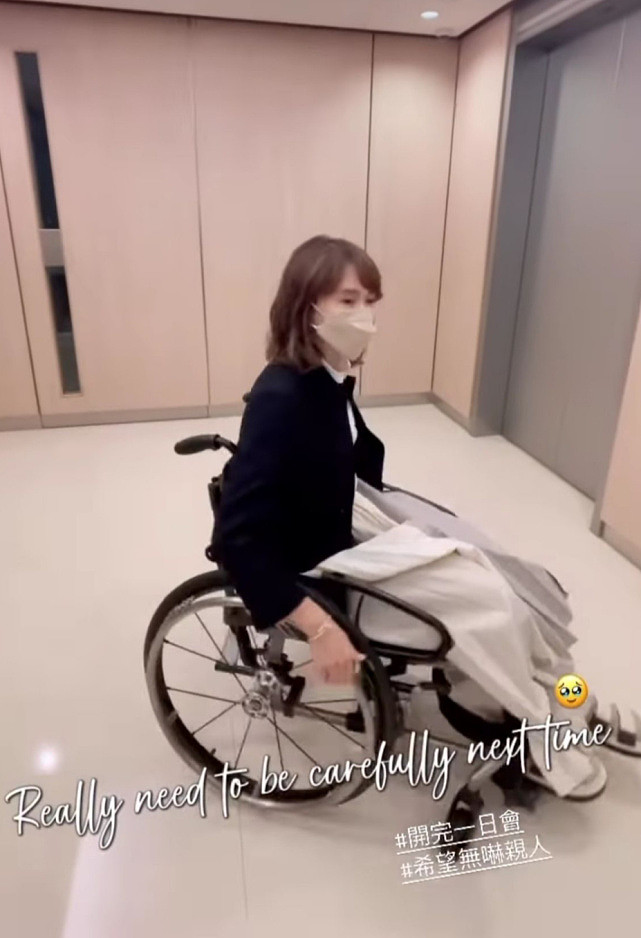 黎姿亲揭坐轮椅上班原因：做运动弄伤膝盖，需要静养一周不能上班 - 5