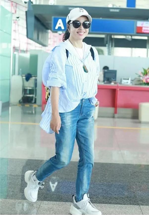 刘晓庆真不服“老”，穿衬衫+牛仔裤走机场，远看真像48岁阿姨 - 3