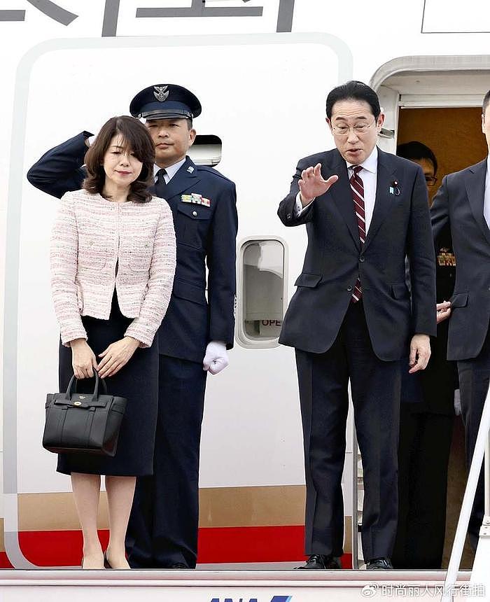 日本第一夫人访问美国了！穿粉外套抵达机场很显气质，尽显东方美 - 4