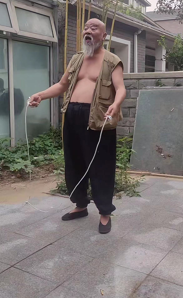 67岁老演员李琦近况曝光，在北京独栋小院养老，老态龙钟仍要跳绳 - 2
