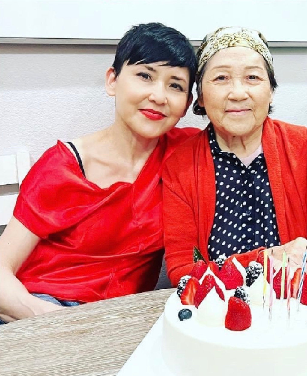 刘美君为80岁母亲庆生，称母亲患脑瘤才康复，四代同堂合照很温馨 - 3