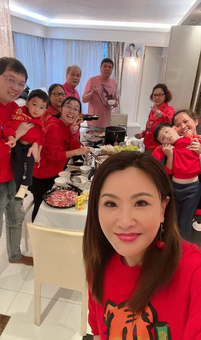 张文慈工作大半年后回家提前吃团年饭 一家人穿红色上衣拍全家福 - 2
