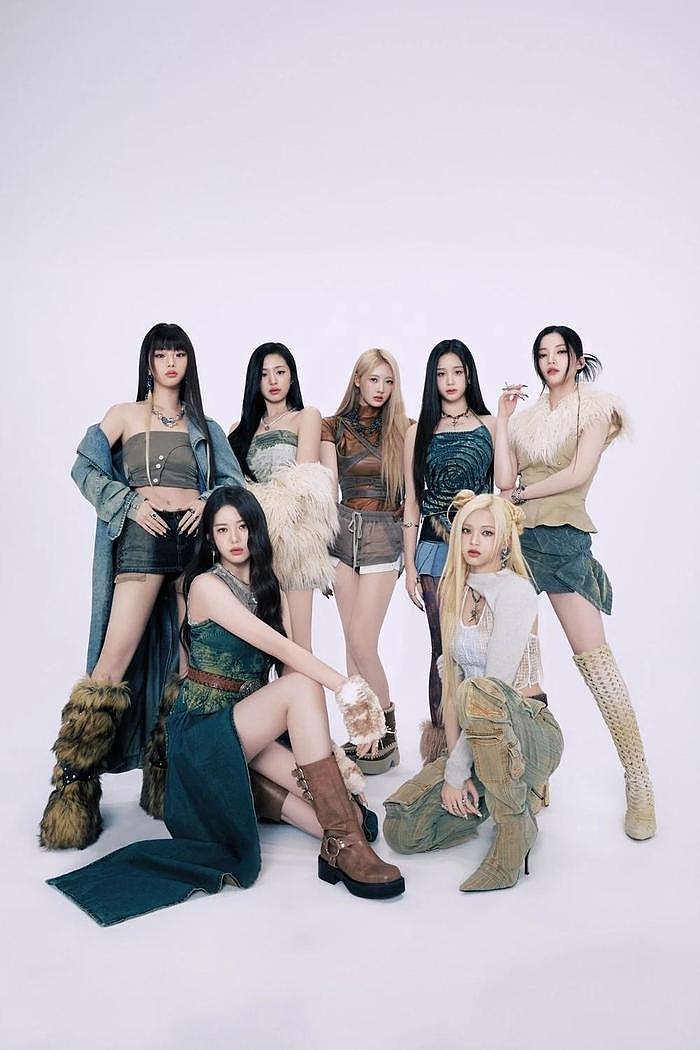 出道2个月，韩国人气女团，公开表演视频，舞步优雅视觉冲击强烈 - 4