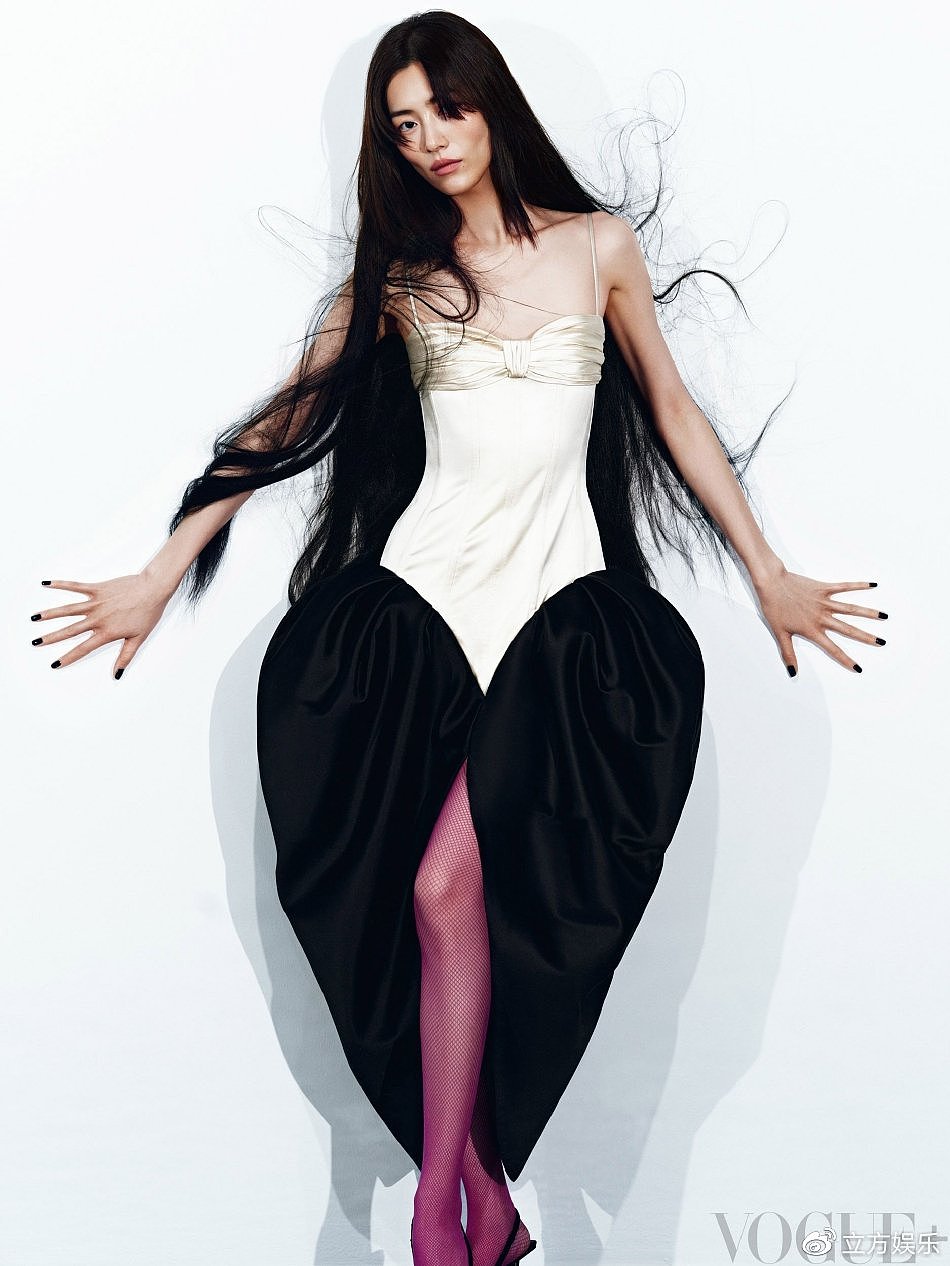 超模刘雯登时尚杂志封面 轻松驾驭迷离梦幻造型 - 7