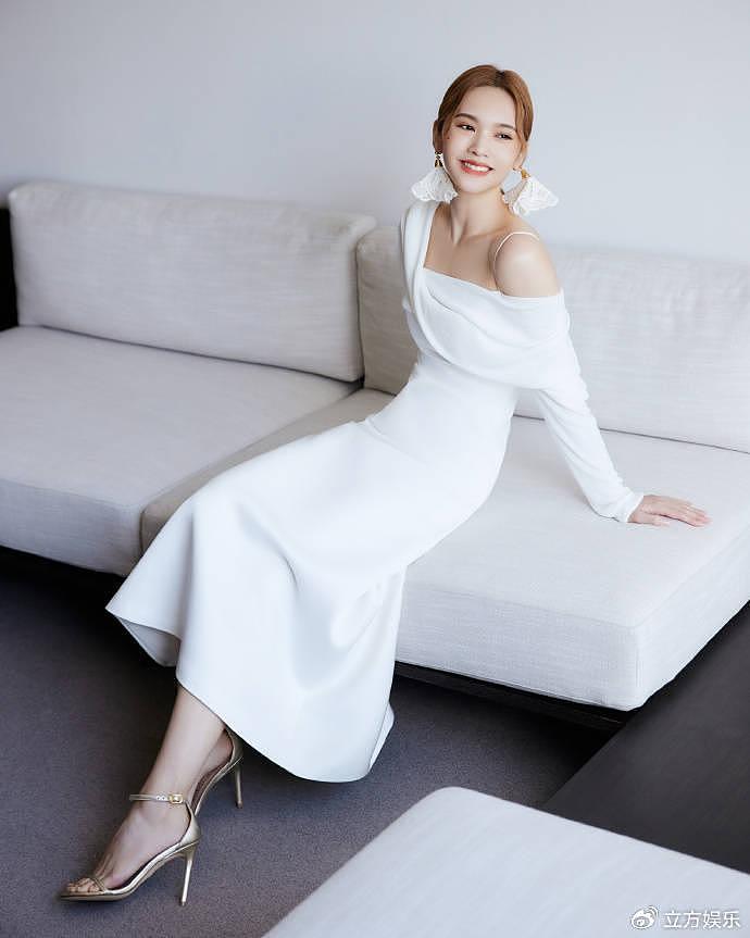 杨丞琳穿白色长裙恬静如月光 花瓣耳饰更衬优雅气质 - 1