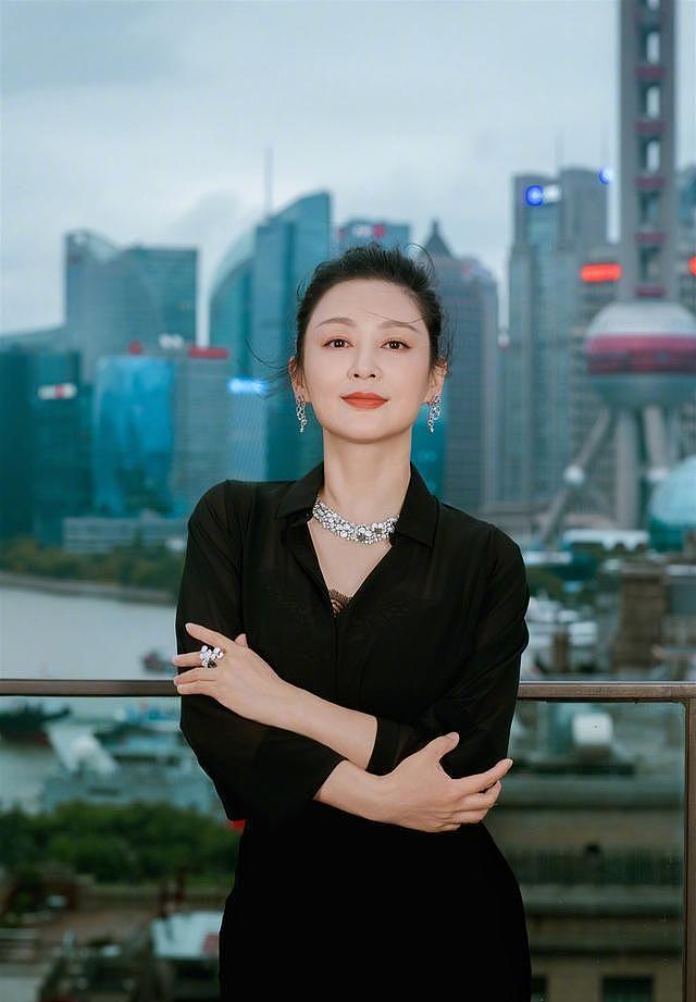 55岁陈红高科技美后大回春！穿的时髦又靓丽，骨相美人真抗衰老！ - 5