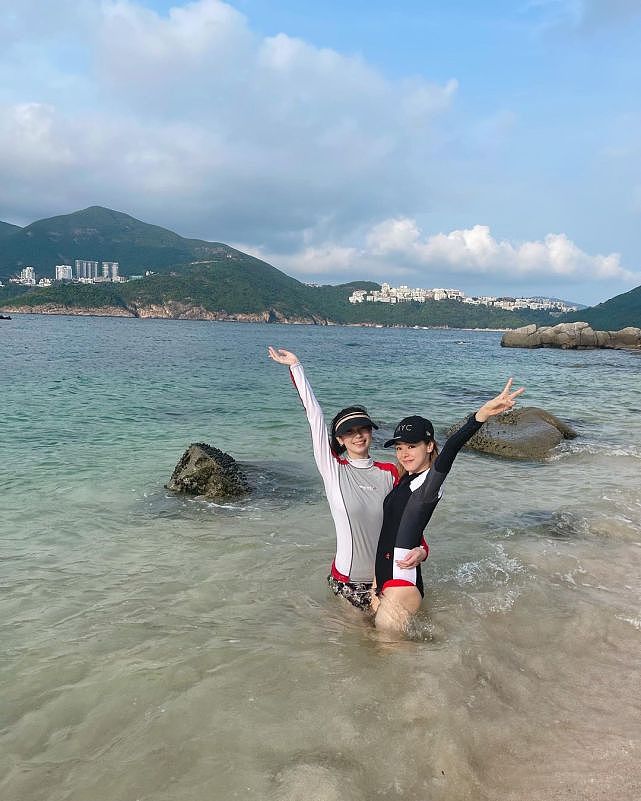 因拍戏而成闺蜜！TVB女艺人谭凯琪携女儿和杨秀惠在海边玩水合影 - 3