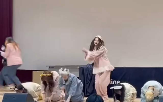 韩国女团集体跪拜粉丝！21岁中国女爱豆拒绝下跪，挺直腰杆获好评 - 5