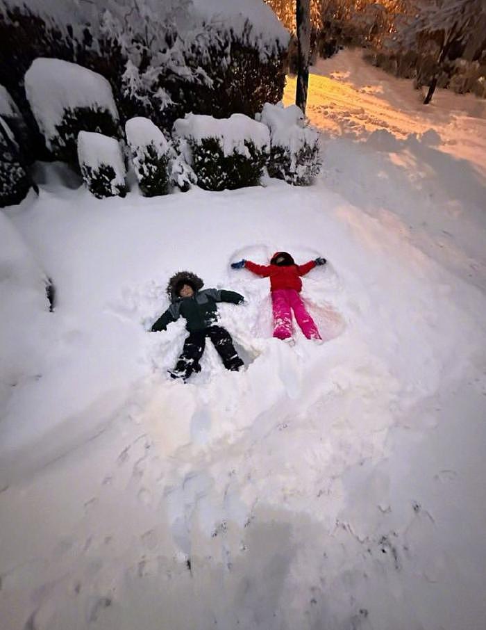钟嘉欣和子女开心躺在雪地玩耍 经常带着家人去旅游和制作工艺品 - 5