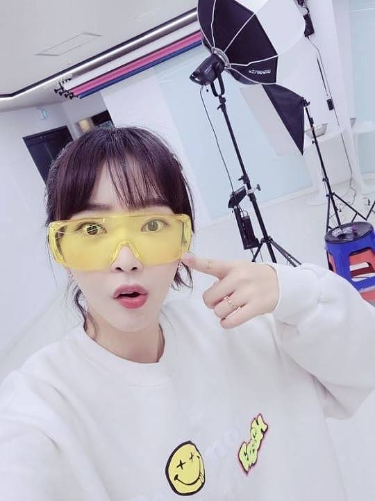 韩国女艺人裴涩琪晒自拍照 戴黄色大框眼镜赛博朋克感爆棚！ - 2