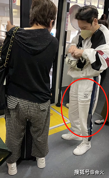 73岁向华强带老婆挤地铁！旧衣服穿到起褶皱，打扮低调拿超多行李 - 3