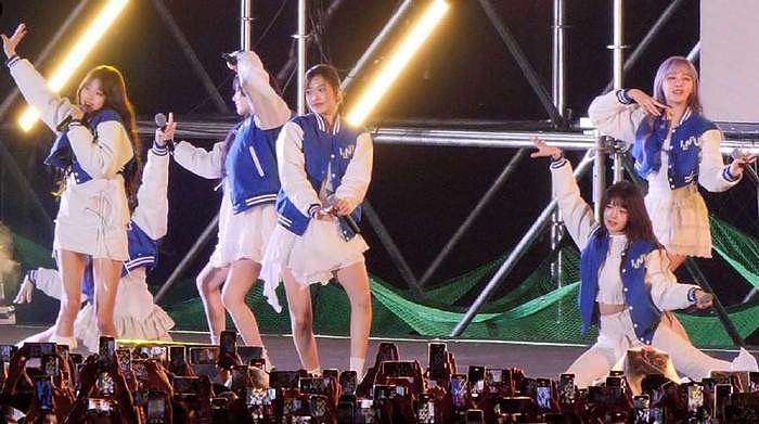 韩国知名女团成员，在大学庆典表演现场，疑似指责台下观众 - 5
