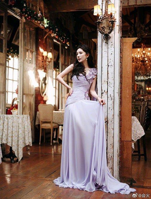 杨幂今日品牌活动造型，定制紫色薄纱立体花朵礼裙，还化了紫色眼影 - 6