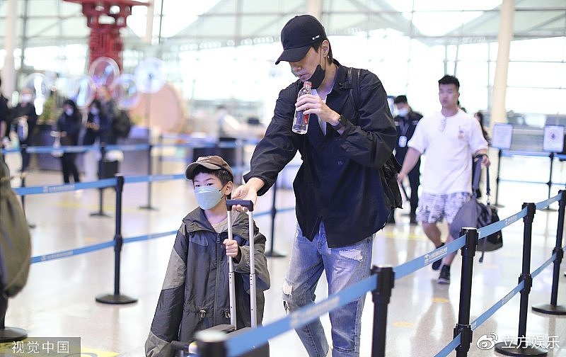 Ella同老公和儿子劲宝回台北 对着镜头热情打招呼 - 2