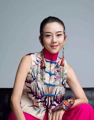 李若彤为杨丽萍庆63岁生日，穿民族服饰好惊艳，相差8岁无年龄差 - 6