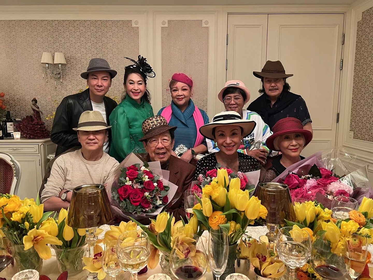 陈曼娜办派对庆祝70大寿，89岁胡枫精心打扮出席，活力十足成活宝 - 1