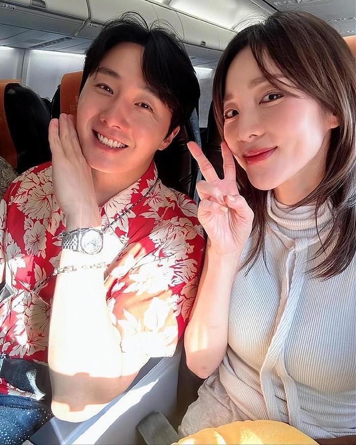 韩国知名女星和人气男演员，两人单独出国旅行，晒出合照笑容灿烂 - 2