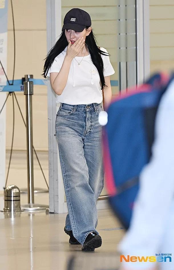 韩国知名女星，仅有两名保镖，机场人群拥挤，仍面带笑容问候粉丝 - 5