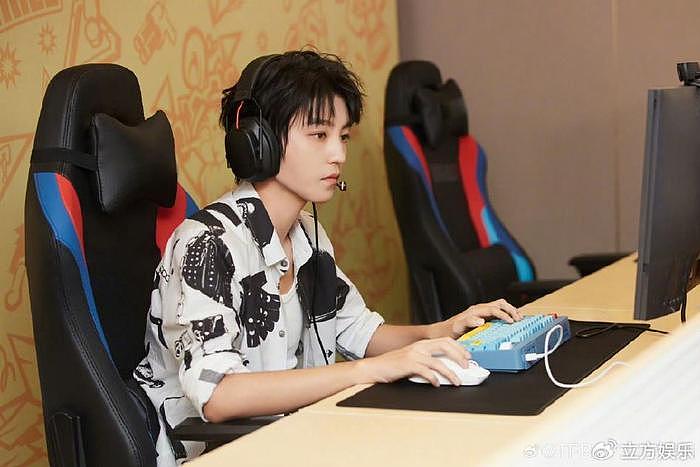 网友网吧偶遇王俊凯游戏直播 为了网速更快选择坐大厅 - 6