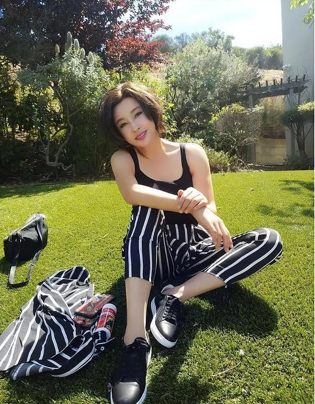 刘晓庆在草地上自拍！穿吊带衫+条纹裤像个“美少妇”，让人心动 - 2