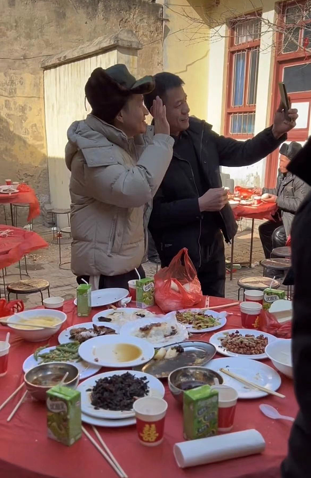 演员李嘉明现身农村吃席，自带塑料袋打包剩菜，穿着朴素很接地气 - 4