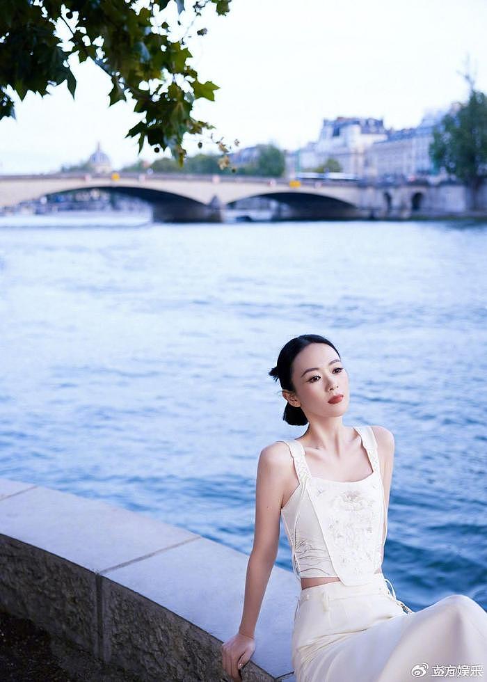 童瑶白色新中式套装现身塞纳河畔 纯洁优雅如东方茉莉 - 2