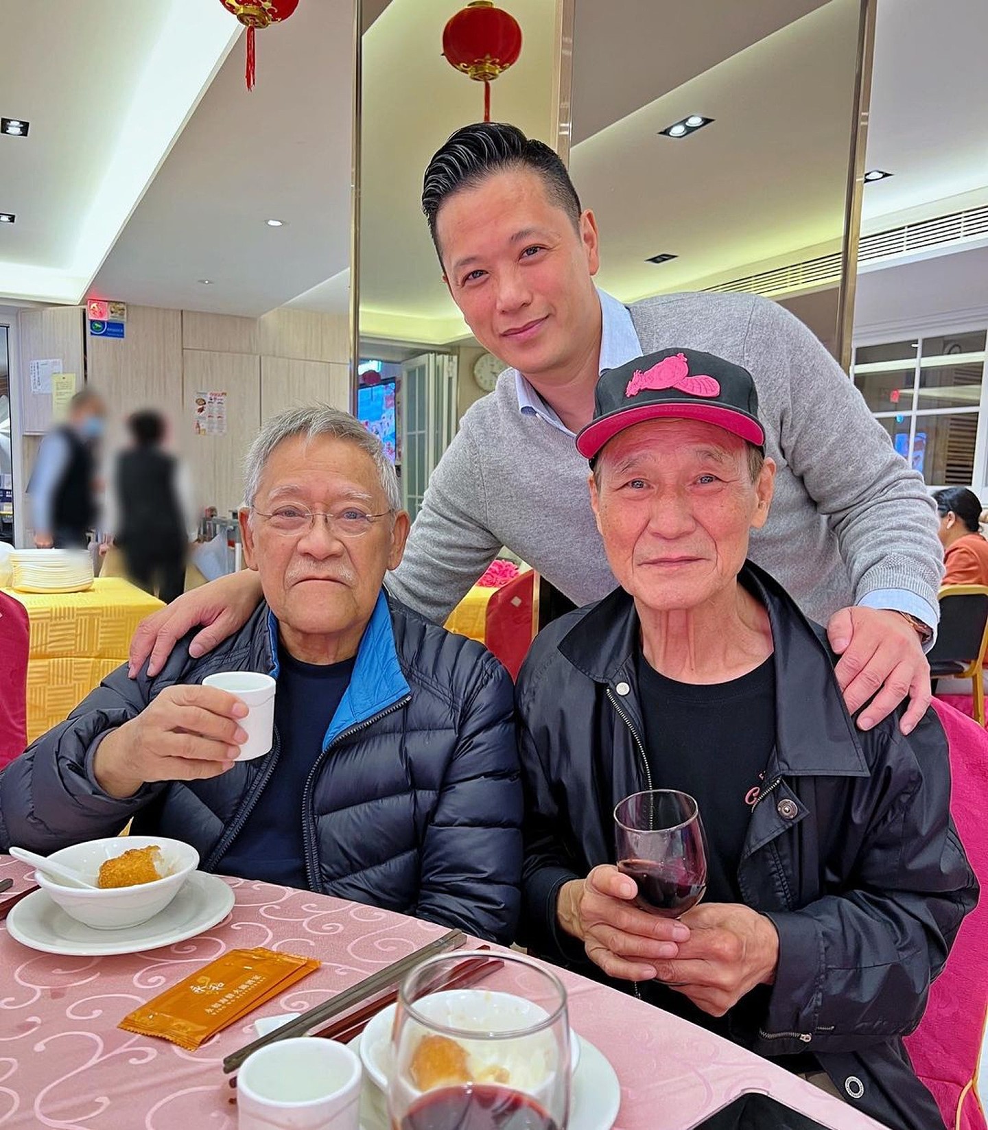 78岁陈惠敏患癌后恢复理想，与82岁吴耀汉喝酒叙旧，喝到满脸泛红 - 1