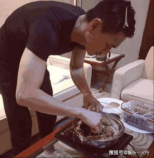 演员黄宗泽的家，在客厅用电磁炉煮东西吃，难道都没有厨房吗 - 2