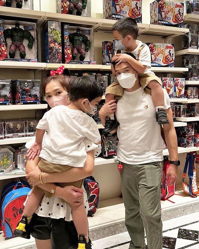 前TVB艺人陈智燊为儿子庆祝4岁生日 一家四口去游玩买玩具庆生 - 3