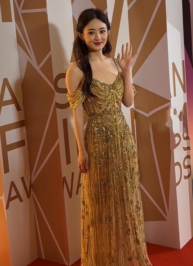 亚洲电影大奖这一夜，赵丽颖尴尬溢出屏幕，穿过季礼服被敷衍对待 - 6
