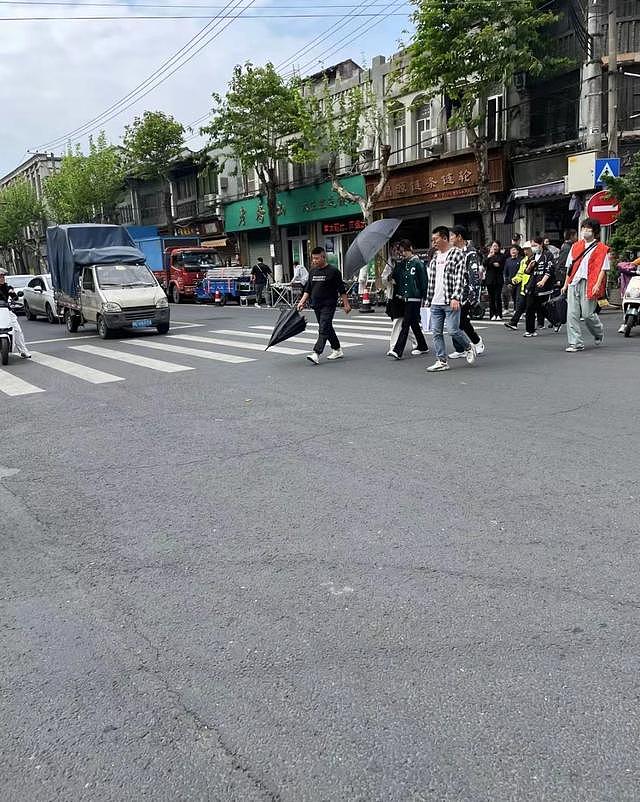 李小冉现身浙江过马路，被工作人员遮黑伞保护，身旁两排车让道 - 5