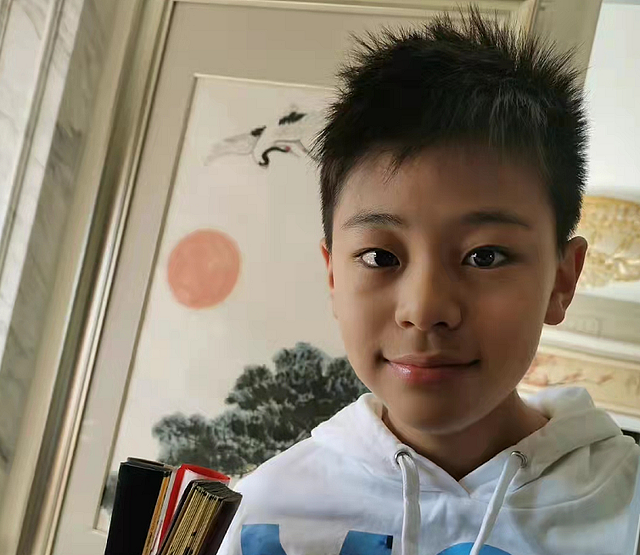 蔡国庆11岁儿子获得国际奖，浓眉大眼很帅气，家中挂很多奖章 - 4