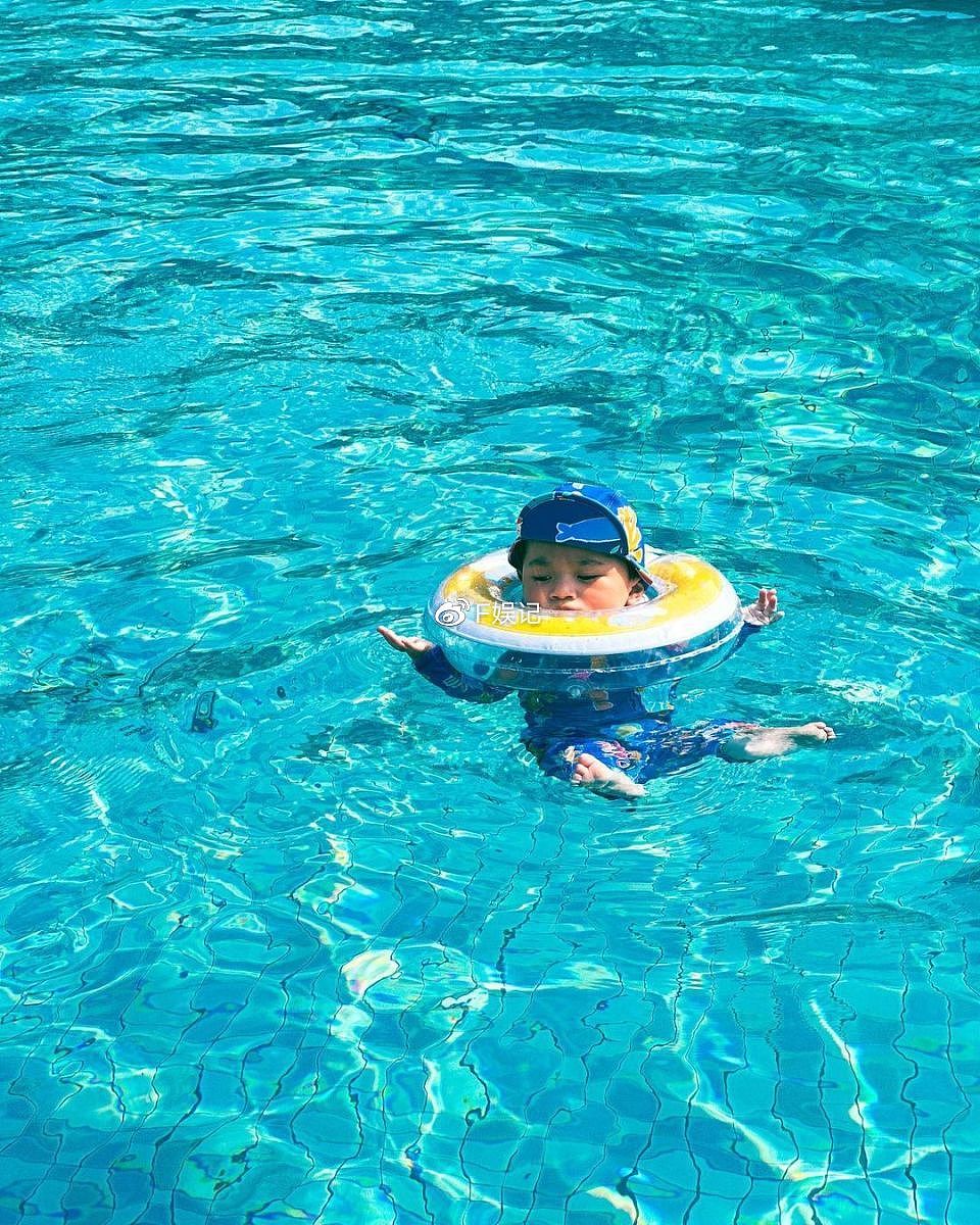 何雁诗夫妇带儿子去海边享受假期 郑俊弘和儿子在泳池里开心玩水 - 6