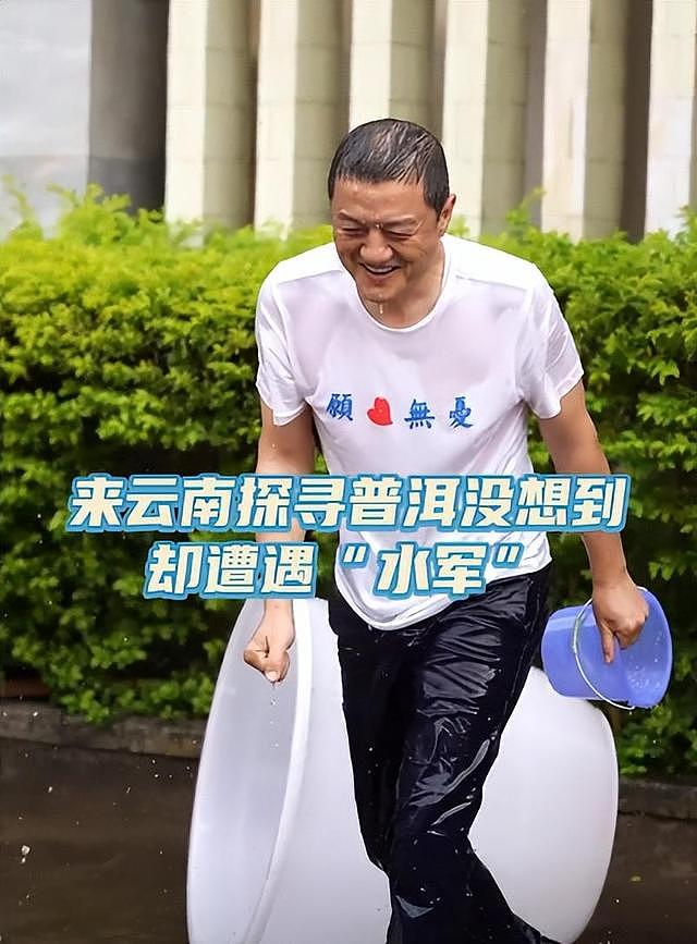 51岁李亚鹏云南参加泼水节，开心得像个孩子，被泼湿秃顶太醒目 - 4
