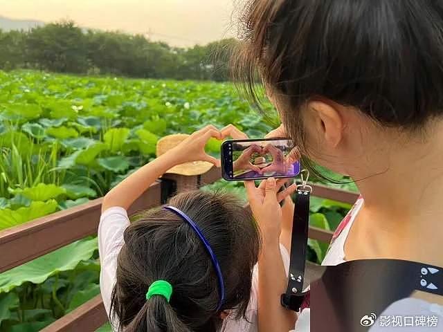 汤唯发文庆祝结婚10周年，7岁女儿身材纤细，多年封杀后苦尽甘来 - 3